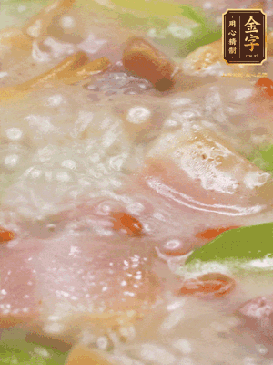 最后下蟶子，一點白胡椒調(diào)味，煮到白色湯汁出來。撒點枸杞點綴