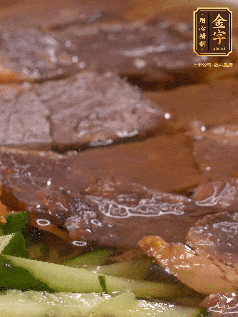 養(yǎng)麥冷面，涼水中清洗浸泡5分鐘，沸水中煮3分鐘，涼水漂洗沖涼