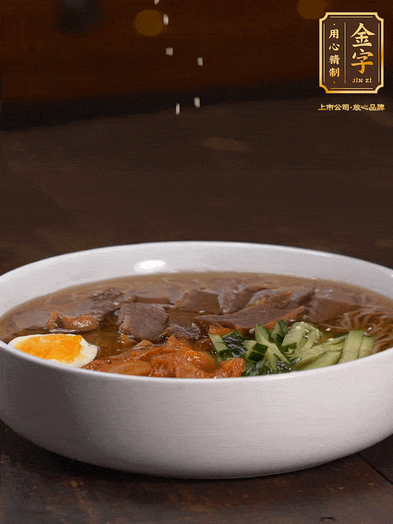 放入冰涼的冷面湯碼上黃瓜絲、泡菜、牛肉、雞蛋，撒點(diǎn)白芝麻