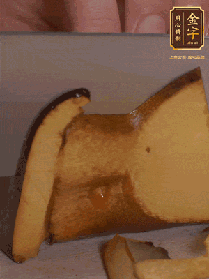 2個牛肝菌切丁，1個牛肝菌切片；金字香腸1根切丁，1根切片