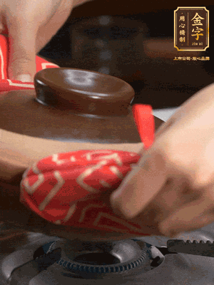 中火調(diào)成小火，鋪上香腸蓋蓋燜5分鐘。不斷轉(zhuǎn)動瓦煲，讓側(cè)壁的飯形成飯焦