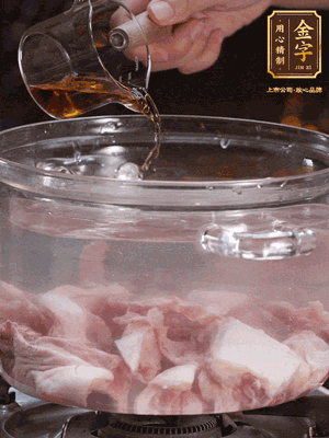 老鴨切塊，鍋里水煮開，鴨肉加姜片、料酒焯水