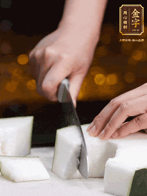 薏米提前浸泡好。冬瓜帶皮洗凈切塊