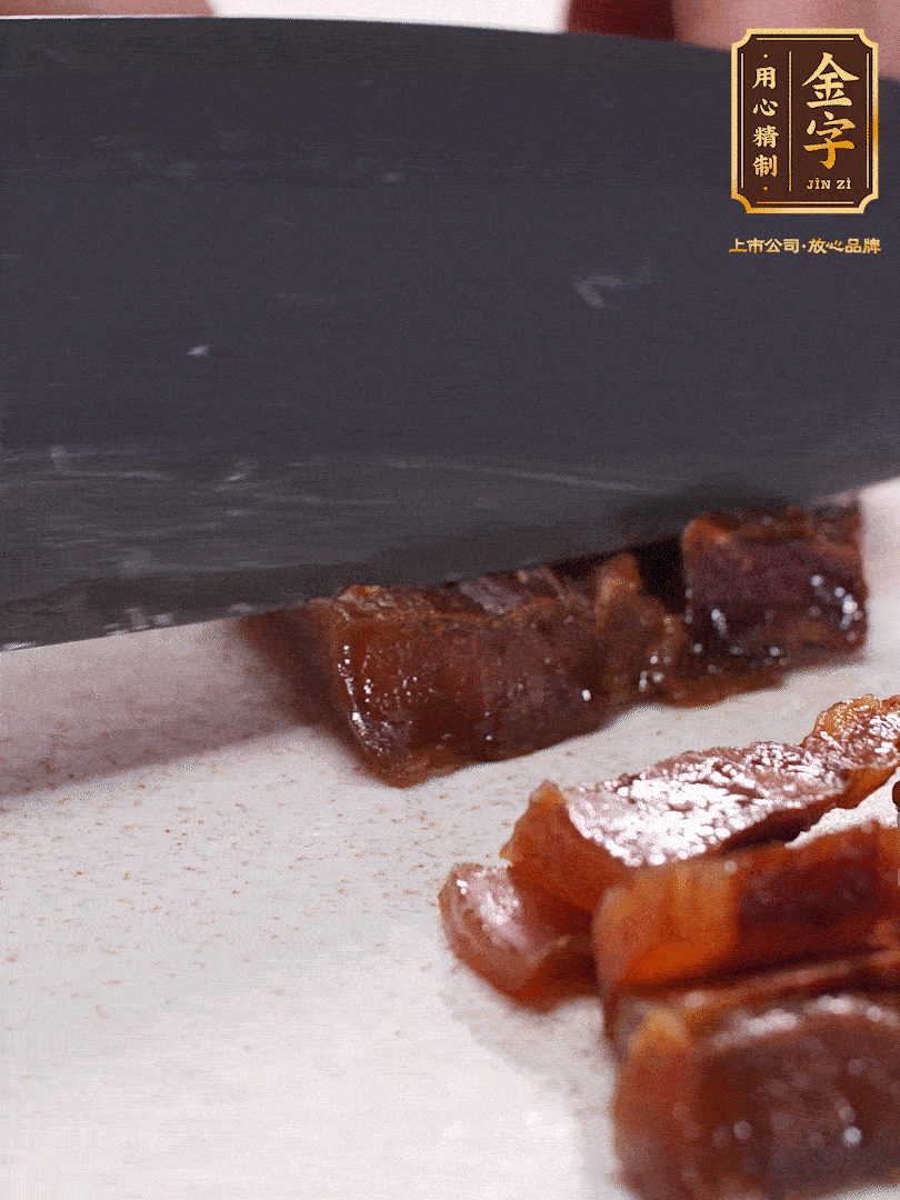 金字臘肉水煮10分鐘，切片