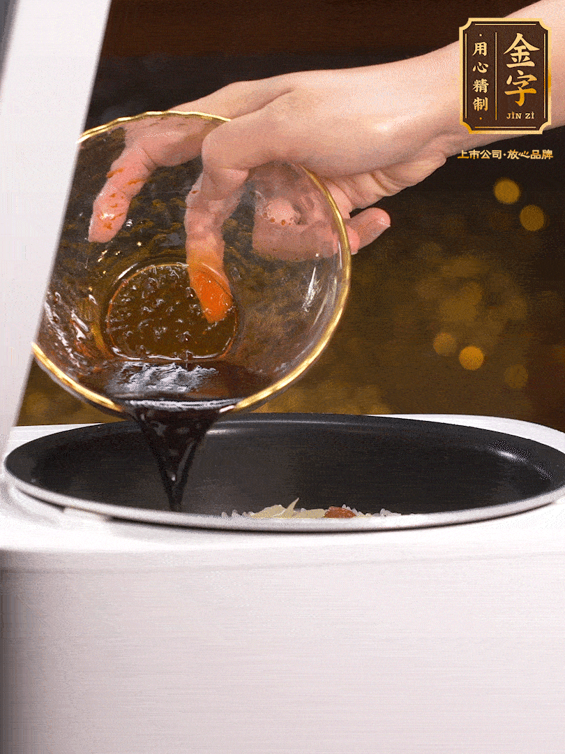 煮好后，淋上醬汁：2勺生抽、1勺老抽、1勺蠔油、半勺白糖、半勺香油、1勺水