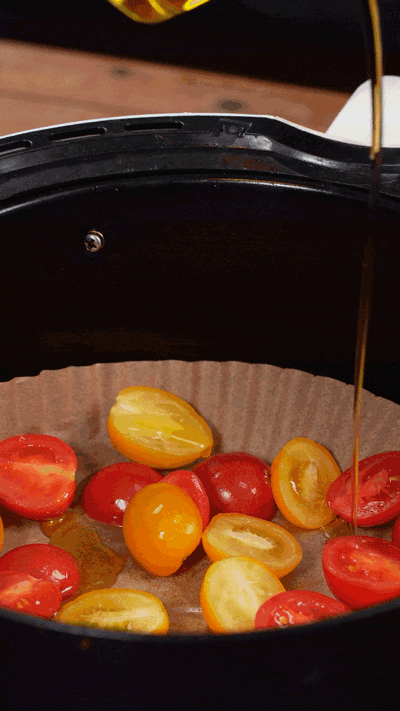 小番茄撒鹽胡椒，空氣炸鍋烤10分鐘至表面變皺