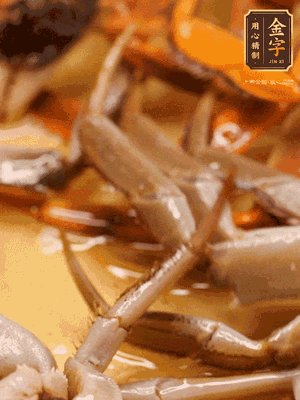 鍋中少油，螃蟹下到鍋中煎一煎