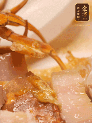 顏色變紅時，放蔥結(jié)、姜片煸香，再放咸肉、茭白、毛豆翻炒