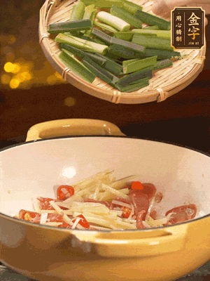 接著放蒜葉，來(lái)一點(diǎn)鹽，一點(diǎn)醬油調(diào)味翻勻