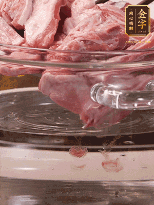 羊排清水洗凈，冷水浸泡30分鐘-2個小時(shí)，去除血沫。冷水下鍋，小火加熱析出血水后洗凈備用