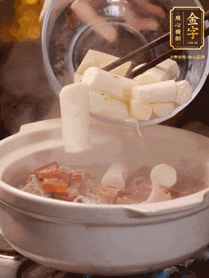 轉(zhuǎn)小火煮1個小時(shí)，再放入山藥煮30分鐘，最后加紅棗、枸杞