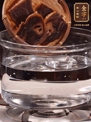 火腿蹄片，冷水下鍋，加蔥姜、料酒焯水