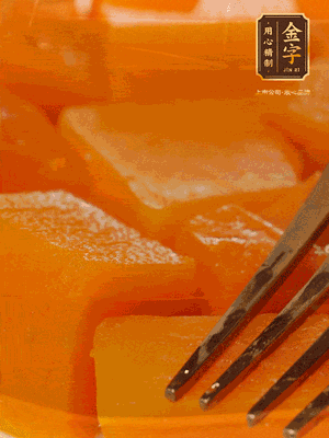 南瓜去皮，一半切塊備用，一半切塊蒸熟，碾成泥