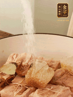 加水沒過，大火煮開轉(zhuǎn)小火慢燉2小時，煮到收汁