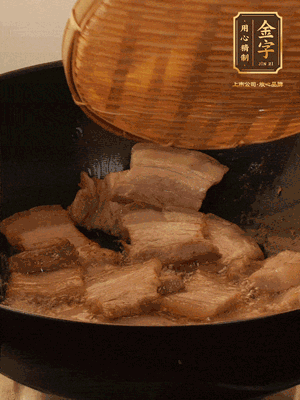 鍋中少油，翻炒五花肉