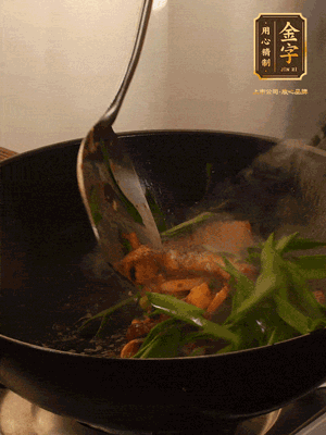 黃豆醬、鹽、糖調(diào)味，淋一圈花雕酒，蒜白先下，蒜葉后下