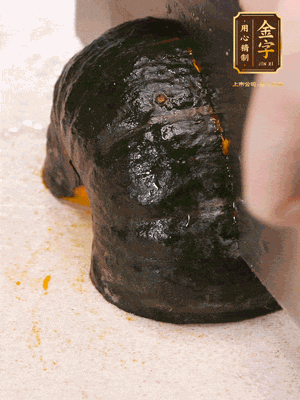 貝貝南瓜去皮，切成小塊。姜切絲