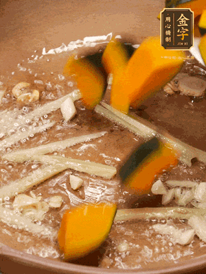 砂鍋倒一層底油，蒜粒、姜絲炒香后，再下南瓜翻炒30秒