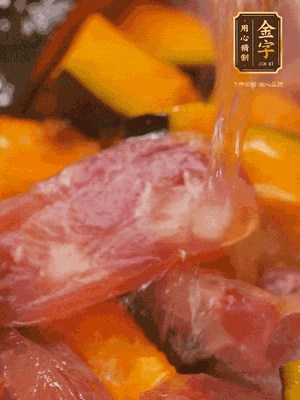 下香腸，倒沒過南瓜的水，加1/2勺鹽、1/2勺白糖、1勺蠔油燜8分鐘