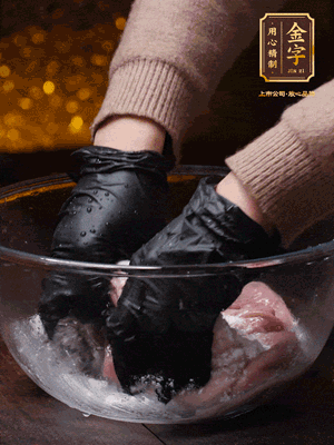 豬肚放入面粉、鹽、白酒，反復(fù)揉搓（重復(fù)3遍），洗掉表面的黏液。再把豬肚翻過來，剪去油脂，一樣反復(fù)揉搓干凈