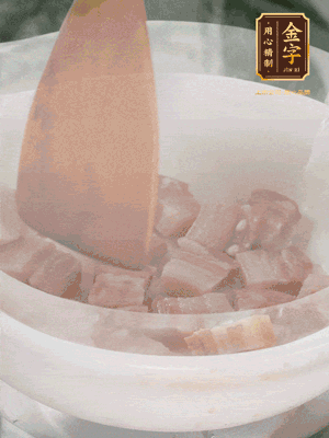 砂鍋內(nèi)咸肉微微煸出香味，再倒入開水。放排骨滾開后轉(zhuǎn)中小火篤30分鐘。（水盡量一次加足，以免中途加水沖淡鮮味。這一步是湯底濃白的關(guān)鍵）