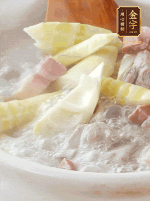 開蓋后放春筍，小火慢篤20分鐘左右，出鍋后盛出。