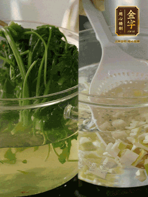 春筍切丁焯水；薺菜加鹽焯水，過(guò)涼水后切成細(xì)末