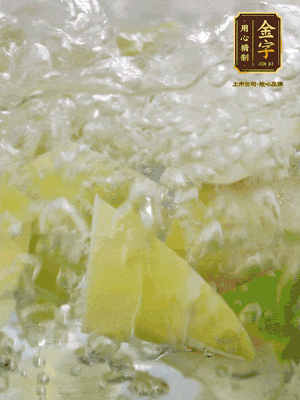 春筍沿著外皮豎著淺劃一刀，剝下外殼，切掉尾部的老根，切滾刀塊。簡(jiǎn)單焯水去澀味。