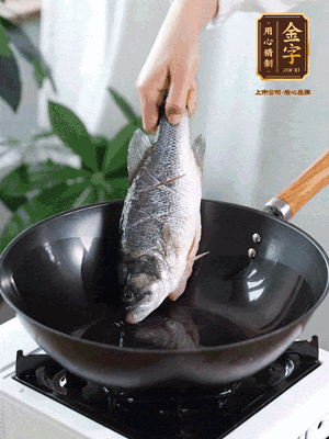 熱油，加1大勺豬油、姜片，再下鱸魚，煎至定型后翻面。（加點(diǎn)豬油，燉出的魚湯更容易變?yōu)榍逅哪贪咨?。?>
					</div>
					<span>步驟 3/6</span>
					<p>熱油，加1大勺豬油、姜片，再下鱸魚，煎至定型后翻面。（加點(diǎn)豬油，燉出的魚湯更容易變?yōu)榍逅哪贪咨?。?/p>
				</li><li>
					<div   id=