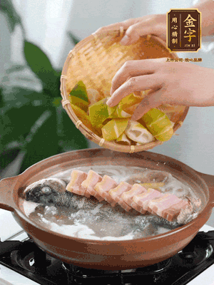 倒開水燉煮后轉(zhuǎn)移入砂鍋，淋料酒去腥、加少許鹽調(diào)味，再依次加咸肉、春筍燉煮15分鐘。