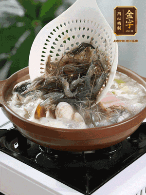 最后加一把蛤蜊、一把河蝦燜2分鐘，放一點(diǎn)白胡椒粉調(diào)味，撒上蔥花點(diǎn)綴！