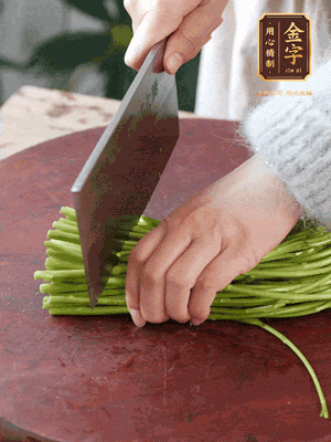 正嫩的藜蒿，掐頭去除根部，切小段