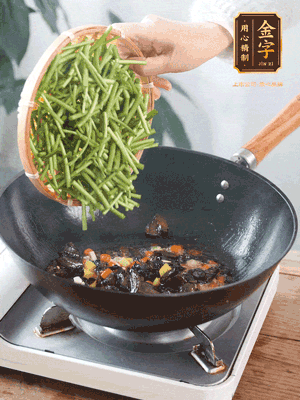 熱油煸香蒜末、姜粒、小米辣，再下臘肉煸炒出香味