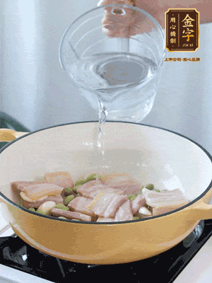 倒入熱水，加絲瓜、腐竹