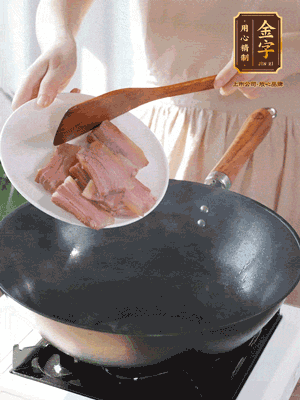 豬油熱鍋，下咸肉煸香，再下蔥姜提鮮