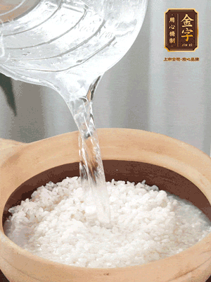 倒入浸泡30分鐘的米，中火煮開后轉(zhuǎn)小火。