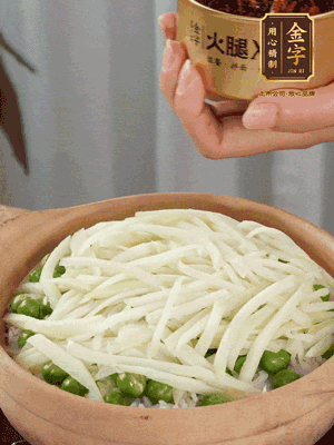 到水微干，放上豌豆、茭白絲。
