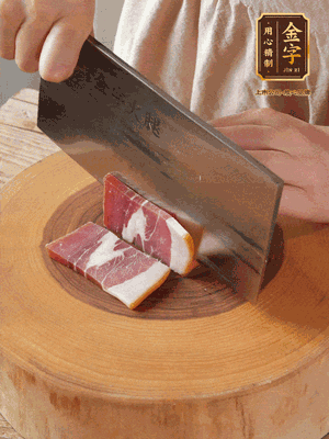 金字火腿切片，溫水浸泡5分鐘。