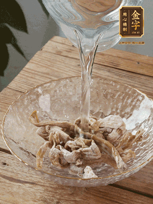 筍干提前泡發(fā)1晚切段，冬瓜去皮切塊。