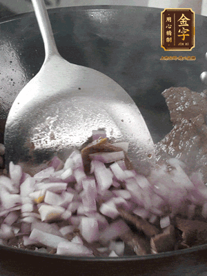 橄欖油熱鍋，牛肉丁炒至焦香狀態(tài)，下洋蔥丁翻炒出香味