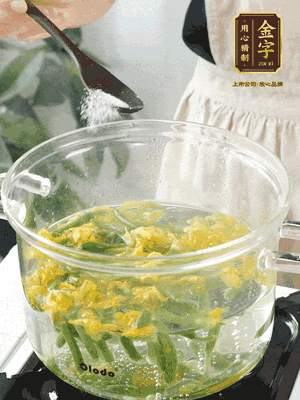 水開(kāi)后，加鹽、黃瓜花焯水30秒