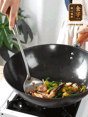 煸香蒜末，下香腸翻炒均勻，再依次下雞縱菌、黃瓜花