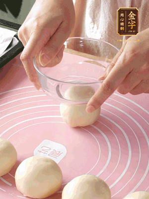 按扁后搟成圓形面皮。餡料放在面皮中心，把餡料包緊，捏緊收口