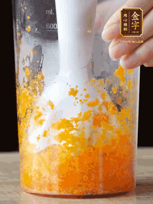 加玉米油、水怡、水揉搓成細(xì)膩的面團(tuán)。松弛半小時(shí)后，分成37g一個(gè)