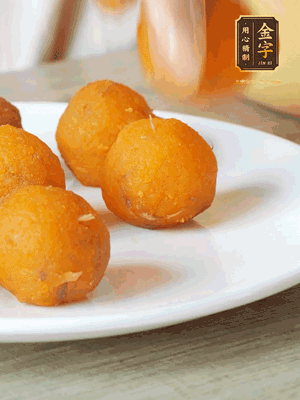 融化的黃油、芝士粉攪勻，加糖粉、蛋液、淡奶油、咸蛋黃攪勻，再加入玉米淀粉、奶粉拌勻，用不粘鍋炒至抱團(tuán)