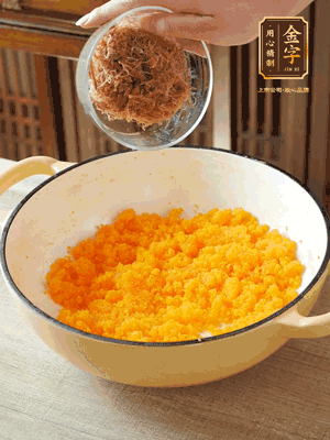 加火腿絲拌均，分成37g一個(gè)餡料，冷凍30分鐘