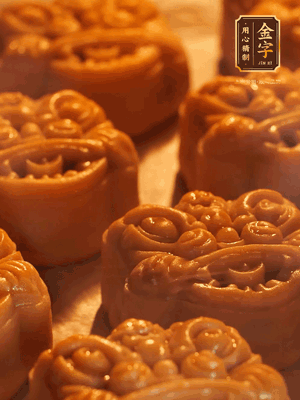 表面噴上水，烤箱預(yù)熱至190℃，170℃烤10分鐘