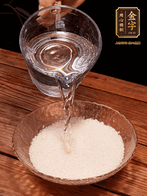 大米提前浸泡30分鐘。干香菇泡發(fā)切成條；蝦米提前浸泡2小時