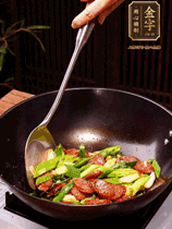 油熱下香腸炒至兩面微焦，下姜蒜、干辣椒、小米椒碎爆香