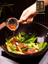 下蒜苗炒軟，沿鍋邊烹入一勺料酒，加醬油、蠔油、白糖調(diào)味炒勻